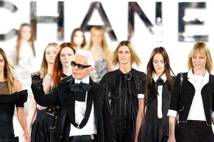 Nhà thiết kế Karl Lagerfeld trong một buổi trình diễn thời trang của Chanel
