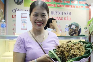 Để mua được những củ sâm Ngọc Linh, người tiêu dùng nên đến phiên chợ sâm hàng tháng của huyện Nam Trà My 