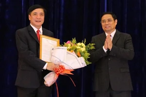 Đồng chí Phạm Minh Chính trao quyết định và chúc mừng đồng chí Bùi Văn Cường.