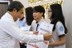 NGND. PGS. TS Hồ Thanh Phong – Hiệu trưởng HIU trao học bổng cho các em 