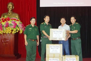 Báo SGGP tặng thuốc chữa bệnh cho đồng bào Trường Sơn