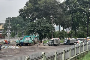 Bãi trung chuyển rác ở Công viên Long Bình gây ô nhiễm môi trường và làm xấu mỹ quan đô thị
