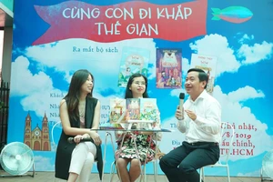 Nhà văn Tô Hồng Vân, nhà văn Dương Thuỵ, nhà báo Trọng Phước (từ trái sang) chia sẻ tại buổi ra mắt.