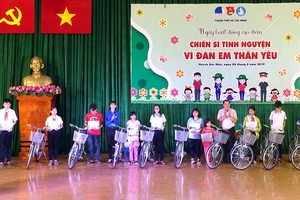 Trao tặng xe đạp và hàng ngàn quyển tập cho học sinh huyện Hóc Môn