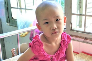 Bé gái 6 tuổi mất chân vì ung thư xương