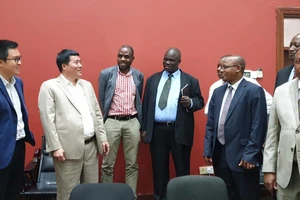 Đại diện lãnh đạo Chính phủ Tanzania và đại điện Tập đoàn T&T chia sẻ niềm vui sau khi hợp đồng được ký kết