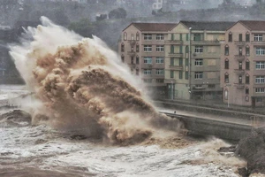 Bão gây mưa to, gió lớn ở bờ biển phía Đông của Trung Quốc. Ảnh: News.sky
