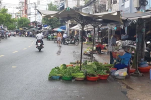 Hàng hóa bán tự do trên đường Hoàng Hoa Thám (quận Bình Thạnh) gây mất an toàn giao thông 