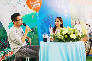 Nhà báo Lê Hồng Lâm (trái) chia sẻ cảm nhận về "Mắt biếc"
