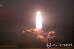 Vụ thử tên lửa chiến thuật thế hệ mới tại một địa điểm ở Triều Tiên, ngày 6-8-2019 (do Hãng thông tấn Trung ương Triều Tiên KCNA đăng phát ngày 7-8-2019). Ảnh: Yonhap