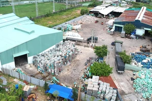 Một cơ sở thu gom rác thải nhựa làm nguyên liệu tái chế tại quận Bình Tân. Ảnh: THÀNH TRÍ