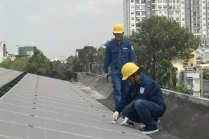 Ngành điện lắp đặt công trình điện mặt trời trên mái nhà cho một đơn vị