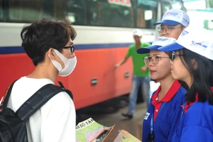 Sinh viên tình nguyện tư vấn, hỗ trợ tìm phòng trọ giúp tân sinh viên tại Bến xe Miền Đông (quận Bình Thạnh, TPHCM)