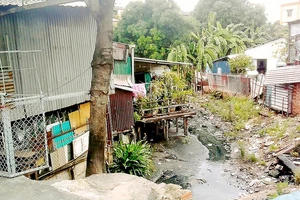 Một đoạn kênh trên địa bàn quận Bình Thạnh đang bị “bức tử”