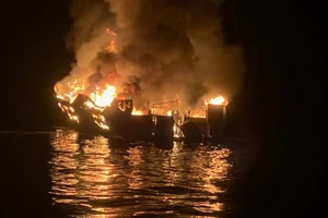 Tàu Conception cháy khi đang neo đậu gần đảo Santa Cruz, ngoài khơi bờ biển thành phố Santa Barbara, với hơn 40 người trên tàu. Ảnh: REUTERS