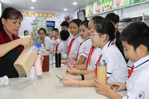 Học sinh Trường THCS Nguyễn Du đã có thói quen mang bình nước thân thiện đến trường 