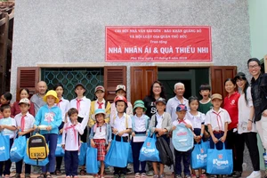 Các thành viên Chi hội Nhà văn Sài Gòn và những học sinh nghèo, hiếu học cùng ông Nguyễn Ngọc Anh trước ngôi nhà nhân ái vừa được trao