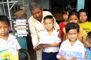 Ông Tám Giống tặng sách cho học sinh nghèo đầu năm học 