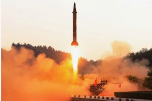 Triều Tiên phóng 2 vật thể chưa xác định ra biển Nhật Bản