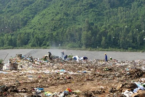 Phủ bạt bãi rác Khánh Sơn nhằm hạn chế ô nhiễm