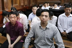 Bị cáo Nguyễn Minh Hùng (trái) và bị cáo Võ Mạnh Cường tại phiên xét xử. Ảnh: TTXVN