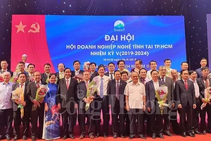 Lãnh đạo Trung ương và các tỉnh thành phố tặng hoa chúc mừng Ban chấp hành Hội Doanh nghiệp Nghệ Tĩnh tại TPHCM nhiệm kỳ V (2019-2024). Nguồn: Báo Công thương