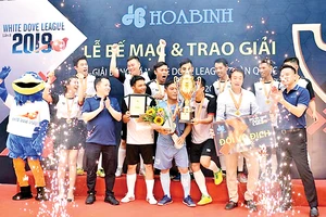 Đội Liên quân Tiến Phát - M8 giành Cup vô địch White Dove League toàn quốc 2019