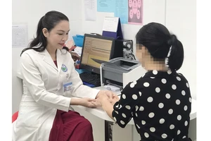 Bác sĩ Nguyễn Thị Thanh Thơ thăm khám cho bệnh nhân mắc bệnh giang mai
