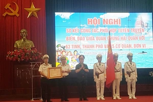 Thượng tướng Nguyễn Trọng Nghĩa trao huân chương Bảo vệ Tổ quốc hạng nhất cho Bộ tư lệnh quân chủng hải quân