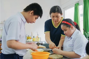 Cô Nguyễn Thị Kim Phượng hướng dẫn học trò những kỹ năng hàng ngày, giúp các em hòa nhập với cuộc sống. Ảnh: HOÀNG HÙNG 