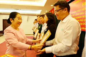 Phó Bí thư Thành ủy TPHCM Võ Thị Dung khen tặng những đơn vị làm tốt công tác chỉ đạo, xây dựng quan hệ lao động hài hòa, ổn định trong doanh nghiệp. Ảnh: VIỆT DŨNG
