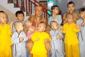  Thầy Thích Huệ Quang với các bé ở cơ sở nuôi trẻ mồ côi 