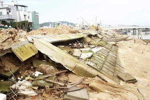 Gần 500m kè ở TP Quy Nhơn chưa kịp bàn giao đã bị sóng đánh tan hoang