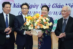 Phó Thủ tướng Vũ Đức Đam tặng hoa chúc mừng đội ngũ giáo viên trường THPT Đinh Tiên Hoàng nhân Ngày Nhà giáo Việt Nam. Ảnh: VGP