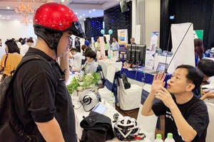 Một startup Hàn Quốc giới thiệu nón bảo hiểm thông minh tại Tuần lễ Khởi nghiệp sáng tạo vừa qua tại TPHCM. Ảnh: T.Ba