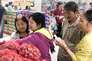 Người dân mua sắm tại Co.opmart SCA Phạm Văn Chiêu