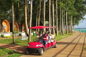 Du khách dạo chơi trên đảo Đồng Trường bằng xe điện 