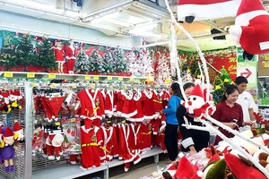 Đồ trang trí Giáng sinh được giảm giá mạnh tại các hệ thống siêu thị