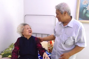 Ông Nguyễn Công Bình thăm hỏi người cao tuổi ở khu phố