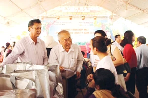 Lãnh đạo huyện Hóc Môn cùng các nhà hảo tâm tặng quà tết cho người dân có hoàn cảnh khó khăn