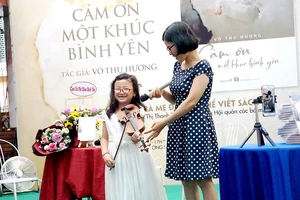 Nhà văn Võ Thu Hương cùng con gái - nhân vật chính trong cuốn sách Cảm ơn một khúc bình yên 
