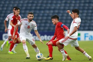 Quang Hải bị hậu vệ UAE kèm chặt từ đầu trận