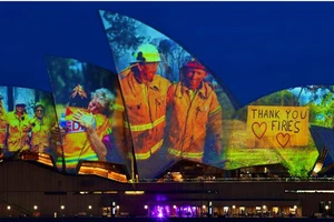 Nhà hát Opera Sydney chiếu sáng những cánh buồm để tưởng nhớ những người lính cứu hỏa