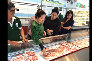 Thịt heo đông lạnh nhập khẩu được bán trong chuỗi cửa hàng San Hà Foods, góp phần làm giảm áp lực về nguồn thịt heo nóng cung ứng thị trường tết