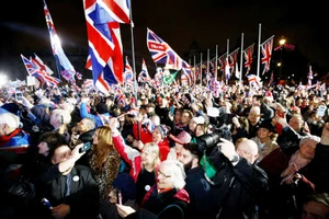 Người dân Anh đổ ra đường chúc mừng sự kiện Anh chính thức rời khỏi EU ngày 31-1-2020. Ảnh: REUTERS