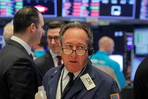  Thị trường chứng khoán Mỹ giảm điểm vì 2019- nCoV. Trong ảnh: Thương nhân tại Sở giao dịch chứng khoán New York (NYSE) tại New York, Mỹ ngày 21-1-2020. Ảnh: REUTERS