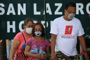 Người dân đeo khẩu trang đi ngang qua bệnh viện San Lazaro ở Manila, Philippines hôm 31-1-2020. Ảnh: The Philippines Star