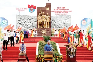 Lễ kỷ niệm 90 năm ngày thành lập Chi bộ An Nam Cộng sản Đảng Cờ Đỏ tại Khu lịch sử Địa điểm thành lập Chi bộ An Nam Cộng sản Đảng Cờ Đỏ TP Cần Thơ. Ảnh: TUẤN QUANG