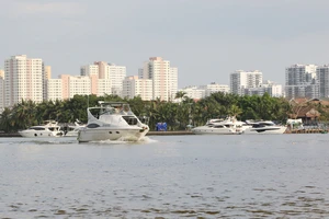  Nhiều người dân ở TPHCM có du thuyền, ca nô đi lại bằng thủy lộ
