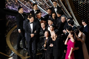 Ê kíp đoàn phim Parasite nhận giải Phim hay nhất. Ảnh: Oscar.go.com